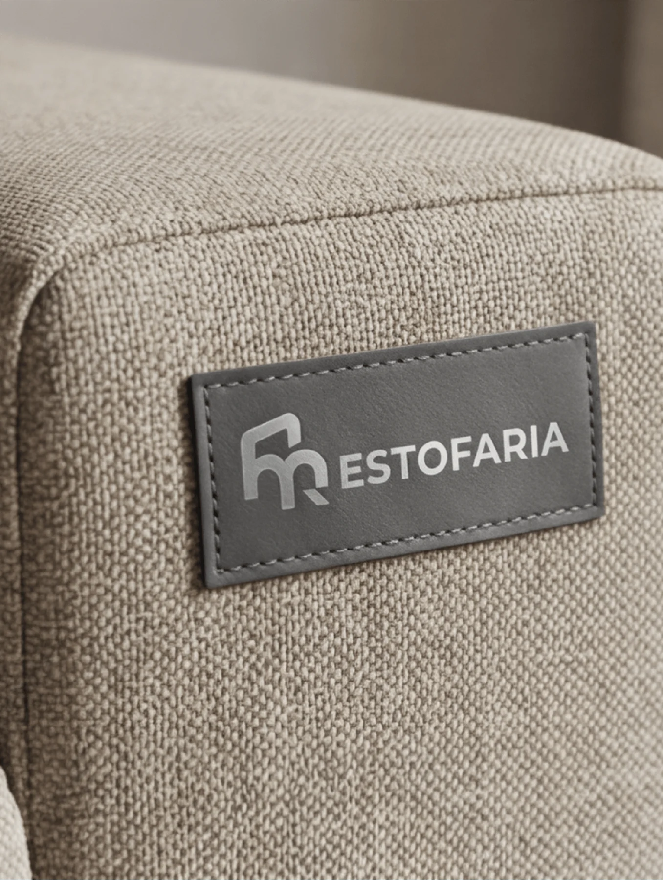 Etiqueta cinza MR Estofaria aplicada a um tecido de estofado.