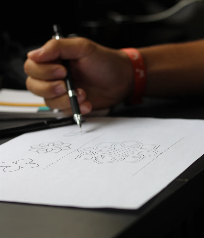 Desenho de símbolo à mão no papel.